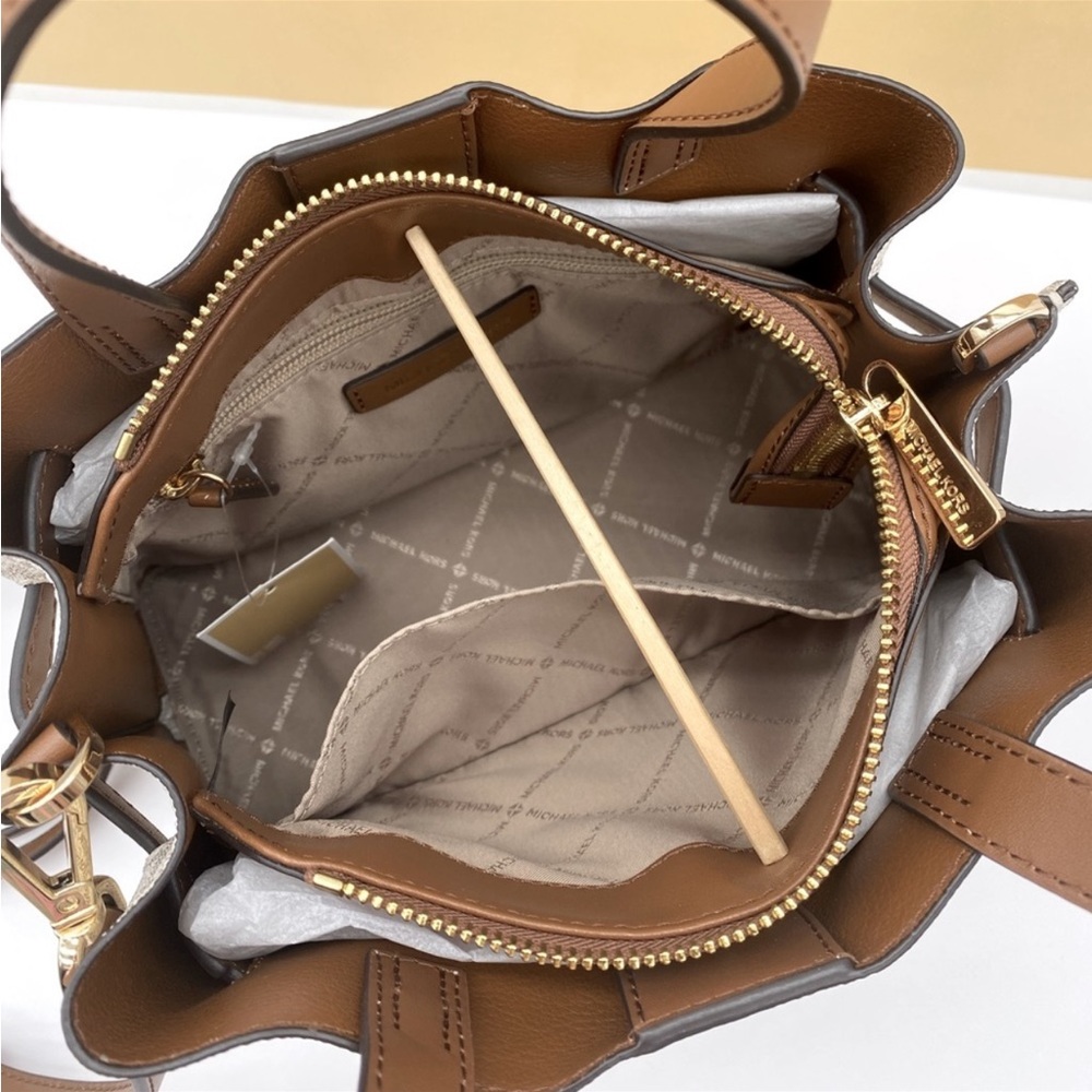 MICHAEL MICHAEL KORS Vanilla
Emilia Small  Satchel Crossbody Bag Vanilla - Picture 10 of 14